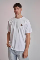 Remera de manga corta color verde oscuro, de corte holgado y cuello redondo.