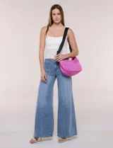 Cartera bandolera de lona naranja en forma de medialuna, con correa ajustable negra y cierre principal.