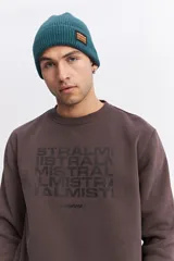 Buzo de algodón color marrón chocolate, con cuello redondo, mangas largas y estampa frontal con el nombre de la marca repetido en tono sobre tono.