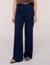 Jegging de denim azul oscuro con silueta estilo palazzo, tiro alto y pierna amplia, con pretina ancha elástica y sin bolsillos frontales.