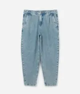 Pantalón de jean celeste, modelo balloon con cintura fija, trabillas, cierre tradicional, pliegues y bolsillos tipo cuchillo.