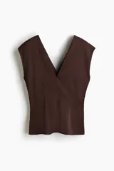 Top de sarga con leve brillo color marrón, con escote en V pronunciado, manga japonesa y costuras moldeadoras delanteras y traseras.