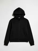 Campera negra con capucha, cierre frontal completo y bolsillos laterales. Presenta puños y ruedo acanalados.