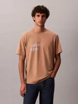 Remera Calvin Klein de manga corta y cuello redondo, color beige, con logo estampado en el pecho.