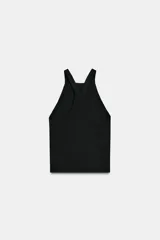 Top negro de tejido de punto, con cuello halter y corte ajustado.