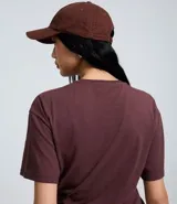 Blusa de algodón color bordó, con cuello redondo, mangas cortas y diseño con lazo frontal tipo pañuelo.