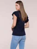 Blusa blanca de tejido calado estilo broderie con escote en V y mangas cortas tipo mariposa.