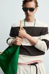 Bolso tipo shopper de tejido de algodón color verde, con asas de mano en piel color beige y cierre superior mediante botones a presión. Cuenta con compartimento principal amplio y bolsillos interiores.