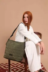 Cartera capitoneada color beige, con diseño geométrico y asa resistente. Amplia y cómoda, ideal para el uso diario.