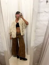 Jean de corte oxford con tiro medio-alto, confeccionado en algodón. Presenta un diseño de paneles con cortes verticales en dos tonos de azul y costuras marcadas en las piernas, ofreciendo una silueta amplia y fluida.