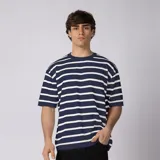 Remera tejida de punto en hilado de algodón, con diseño de rayas horizontales en azul marino y blanco, cuello redondo y calce relaxed de caída suelta.