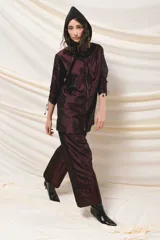 Vestido corto color borgoña, con capucha, cierre frontal y mangas largas fruncidas.