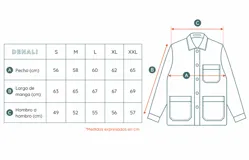 Campera estilo workwear de canvas resistente color verde oscuro. Cuenta con interior forrado en corderito sherpa, cuello de pana en tono marrón, cierre frontal con botones metálicos color cobre, cuatro bolsillos frontales y un bolsillo interior.