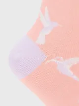 Calcetín de largo medio en color rosado con estampado de colibríes en tono lila. Presenta puntera y talón reforzados en color lila.