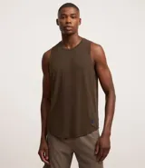 Musculosa deportiva color marrón sin estampa, de poliéster y elastano, con cuello redondo.