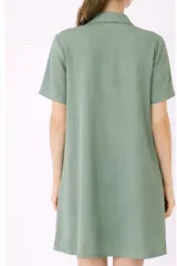 Camisa maternal de viscosa suave y liviana, con estampado de rayas verticales amarillas y blancas. Presenta cuello camisero, mangas cortas y bolsillos prácticos.