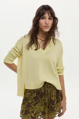 Sweater de punto con escote en V y mangas cortas, confeccionado con hilo metalizado con lurex, de calce cómodo y holgado.
