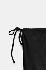 Pantalón satinado Zara Woman Collection, confeccionado en viscosa, de tiro medio y cintura elástica. Presenta diseño de pernera recta con delicados bordados a tono en los bajos.