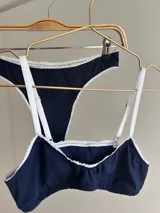 Top de algodón azul marino con elásticos blancos en contorno y breteles.