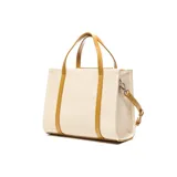 Cartera tipo tote de material textil color beige con detalles y asas en cuero sintético color mostaza. Cuenta con un bolsillo externo frontal con cierre y el logo de la marca impreso, doble asa de mano y correa de hombro ajustable y desmontable.