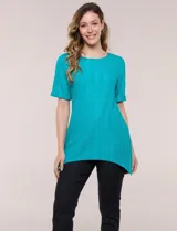 Blusa turquesa de punto liviano con textura labrada en franjas verticales y caladas, de silueta evasé, escote a la base con detalle de puntilla, mangas cortas y ruedo asimétrico en picos más largo en los laterales.