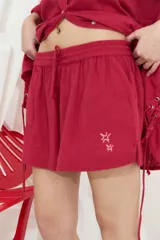 Short de algodón color mostaza con cintura elástica ajustable con cordón y bolsillos delanteros.