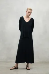 Sweater negro de tejido de punto con escote en V y mangas largas.