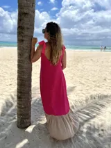 Vestido largo de fibrana color fucsia con breteles finos con volados y corte recto.