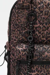 Mochila de diseño acolchado con patrón de animal print en tonos marrones. Cuenta con un compartimento principal con cierre, un bolsillo frontal con cierre, bolsillos laterales de red y manijas superiores. Incluye un dije colgante con la palabra LOVE.