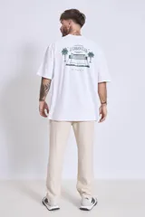 Remera de algodón color verde oliva, corte oversize, con cuello redondo y un pequeño logo bordado en el pecho.