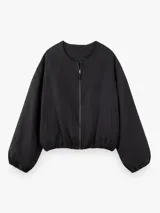 Chaqueta bomber rústica color negro con cuello redondo y cierre frontal de metal.