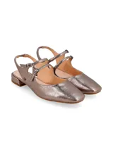 Sandalias destalonadas tipo mercedita color gris plateado craquelado, con doble tira en el empeine, tira trasera con elástico y taco bajo forrado.