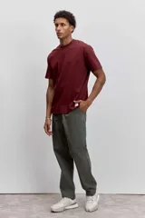 Remera de manga corta y cuello redondo, de corte clásico y color marrón.