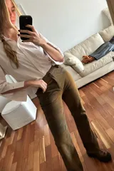 Pantalón oxford de cuero ovino color marrón con efecto desgastado y botón en guampa.