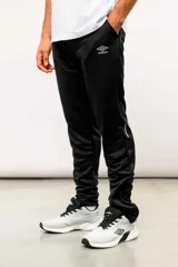 Pantalón deportivo Umbro Training Core de color negro, con bolsillos laterales y el logo de la marca bordado en blanco en la pierna izquierda.