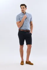 Bermuda clásica azul marino confeccionada en gabardina liviana de algodón con elastano, de corte recto y diseño liso.