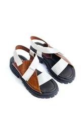 Sandalias de cuero color marrón y blanco, con suela track negra y ajuste con velcro.