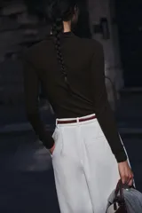 Camiseta de manga larga con cuello subido, de corte regular y largo estándar.