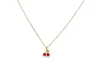 Collar con baño de oro amarillo y dije colgante en forma de cerezas con esferas rojas y hoja dorada.