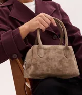 Cartera satchel mediana de Satinato, confeccionada en material sintético con textura de gamuza y efecto crocco. Presenta un diseño rectangular estructurado con asas fijas, cierre de cremallera doble metálico y correa larga desmontable.