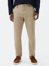 Pantalón de vestir azul marino, de corte chino, confeccionado en lino.