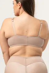 Soutien reductor color piel, sin aro, con breteles anchos acolchados regulables y cierre frontal. Confeccionado en puntilla elastizada y lycra reforzada.