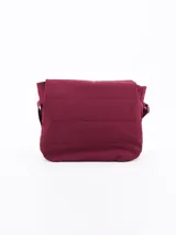 Bandolera de diseño acolchado en color bordó, con solapa frontal y costuras horizontales. Cuenta con correa ajustable para llevar al hombro o cruzada.