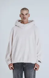 Hoodie oversize de piel sintética tipo corderito, color off-white, con capucha ajustable y bolsillo canguro frontal.