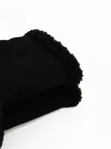 Mitones de gamuza color marrón oscuro, sin dedos, con interior y bordes forrados en piel sintética del mismo tono.