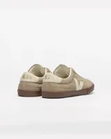 Championes Veja modelo Panenka, confeccionados en gamuza color beige con detalles en blanco y suela de goma color marrón.