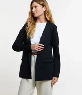 Blazer negro de punto roma, con capucha, escote en pico, bolsillos con solapa y cierre delantero con botón único.