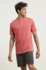 Remera verde con cuello redondo abotonado.