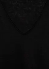 Camiseta negra de lino con escote en V y mangas cortas de corte recto.