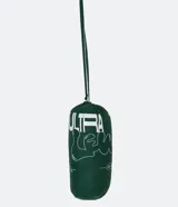 Campera puffer roja, ligera, de poliamida, con capucha y bolsillos con cremallera. Incluye bolsa para guardarla.